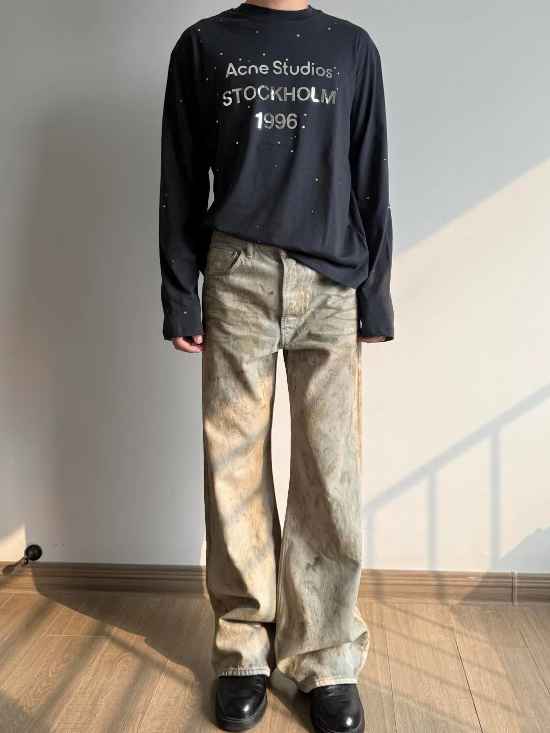 95 Acne Studios, as a fashion brand from Stockholm, Sweden, is not only a typical representative of Nordic minimalist style, but also has become a recognized fashion leader in the fashion industry through artistic processing and sublimation based on the cold style. Color: Black White ACNE long-sleeved liquid silver limited to North America. Fabric: Made of customized G 32s 85% slub cotton + 15% linen blended fabric, which feels comfortable on the upper body. Custom-woven and dyed yarn. Process: The logo is printed with specially imported screen glue. The hot-drilling part uses pure manual positioning and high-temperature hot-drilling process, which is full of three-dimensional and perfect details. Details: All accessories are customized. The level of fineness can be compared with domestic. Cross-border special Size chart: S (bust 58) Length 68.5, sleeve length 67.5, shoulder width 51.5) M (chest 60, length 70.5, sleeve length 68.5, shoulder width 53) L (chest 62, length 72.5, sleeve length 69.5, shoulder width 54.5) XL (chest 64, length 74.5, sleeve length 70.5, shoulder width 56) It is recommended to be under 175cm, 80-140kg S 173-179cm, 140-160kg M 178-185cm, 160-180kg L 183-188cm, 180kg XL